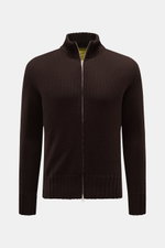 B.F. Knitwear Merino Strickjacke dunkelbraun, frontal fotografiert, Slim Fit aus reiner Merinowolle mit Stehkragen, Zwei-Wege-Reißverschluss und Rippbündchen.