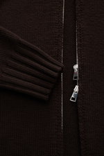 Nahaufnahme der dunkelbraunen B.F. Knitwear Merino Strickjacke in Slim Fit mit weichem Griff, Stehkragen, Rippbündchen und Zwei-Wege-Reißverschluss.