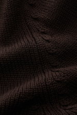 Nahaufnahme der B.F. Knitwear Merino Strickjacke dunkelbraun mit mittelgrobem Strickbild aus reiner Merinowolle, weicher Griff.