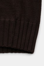 Nahaufnahme der B.F. Knitwear Merino Strickjacke dunkelbraun, Detail des mittleren Strickbilds und komfortabler Rippbündchen aus Merinowolle.