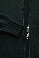 Nahaufnahme der B.F. Knitwear Merino Strickjacke dunkelgrün, Slim Fit, mit Zwei-Wege-Reißverschluss, Stehkragen und Rippbündchen aus Merinowolle.