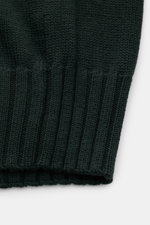 Nahaufnahme der B.F. Knitwear Merino Strickjacke dunkelgrün mit weichem, mittelgrobem Strickbild und komfortablem Rippbündchen.