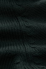 Nahaufnahme aus seitlicher Perspektive der dunkelgrünen B.F. Knitwear Merino Strickjacke mit hochwertiger, weicher Merinowolle, Slim Fit, Stehkragen und Rippenbündchen.