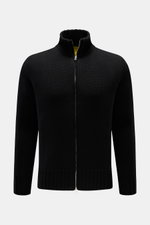 B.F. Knitwear Merino Strickjacke schwarz, frontal fotografiert, Slim Fit mit Stehkragen, Zwei-Wege-Reißverschluss, aus weicher Merinowolle, mittleres Strickbild, Rippbündchen, wärmender Komfort.