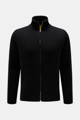 B.F. Knitwear Merino Strickjacke schwarz, frontal fotografiert, Slim Fit mit Stehkragen, Zwei-Wege-Reißverschluss, aus weicher Merinowolle, mittleres Strickbild, Rippbündchen, wärmender Komfort.