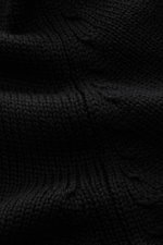 Nahaufnahme der B.F. Knitwear Merino Strickjacke schwarz aus reiner Merinowolle, mittleres Strickbild, Stehkragen, Slim Fit, Rippbündchen, Zwei-Wege-Reißverschluss, von schräg oben fotografiert.