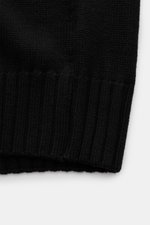 Nahaufnahme der B.F. Knitwear Merino Strickjacke schwarz, Slim Fit mit feinem Merinowoll-Strick, Stehkragen und Rippbündchen, Detailansicht von unten.