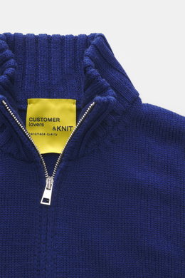 B.F. Knitwear Merino Strickjacke dunkelblau, Nahaufnahme von oben auf Stehkragen mit Zwei-Wege-Reißverschluss und mittelgrobem Strickbild.