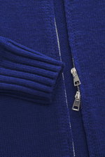 Nahaufnahme der dunkelblauen B.F. Knitwear Merino Strickjacke mit zwei-Wege-Reißverschluss, Stehkragen und Rippbündchen aus reiner Merinowolle.