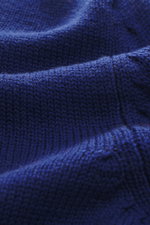 Nahaufnahme der dunkelblauen B.F. Knitwear Merino Strickjacke aus reiner Merinowolle mit weichem Griff und mittelgrobem Strickbild.