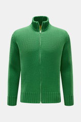 Frontansicht der grünen B.F. Knitwear Merino Strickjacke mit Stehkragen, Zwei-Wege-Reißverschluss, Rippbündchen, Slim Fit aus Merinowolle.