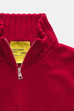 Nahaufnahme der B.F. Knitwear Merino Strickjacke rot mit Stehkragen und Zwei-Wege-Reißverschluss, seitlich fotografiert.