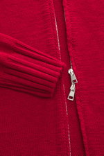 Nahaufnahme der B.F. Knitwear Merino Strickjacke rot aus reiner Merinowolle, Slim Fit mit Zwei-Wege-Reißverschluss, Stehkragen und Rippbündchen.