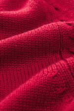 Nahaufnahme der B.F. Knitwear Merino Strickjacke rot zeigt das mittelgrobe Strickbild aus reiner Merinowolle mit weichem Griff.
