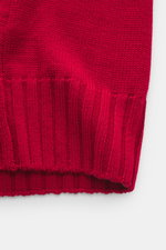Nahaufnahme der B.F. Knitwear Merino Strickjacke rot mit weichem Griff, mittelgrobem Strickbild und Rippbündchen aus reiner Merinowolle.