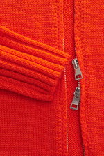 Nahaufnahme der B.F. Knitwear Merino Strickjacke orange von oben, zeigt weiches, mittelgrobes Strickbild, Stehkragen, Rippbündchen und Zwei-Wege-Reißverschluss aus reiner Merinowolle.