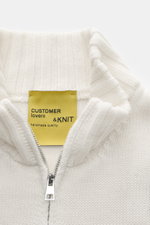 Nahaufnahme der B.F. Knitwear Merino Strickjacke offwhite aus reiner Merinowolle mit Stehkragen und Zwei-Wege-Reißverschluss, weicher Griff, Slim Fit, mittelgrobes Strickbild, fotografiert von vorne oben.