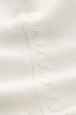 Nahaufnahme der B.F. Knitwear Merino Strickjacke offwhite aus reiner Merinowolle mit mittelgrobem Strickbild, Stehkragen und weichem Griff.
