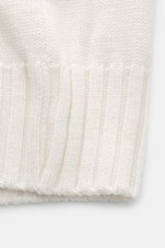 Nahaufnahme der B.F. Knitwear Merino Strickjacke offwhite aus reiner Merinowolle, slim fit mit mittelgrobem Strickbild und Rippbündchen.