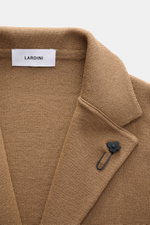 Close-up front view of the Lardini Knit blazer light brown collar and lapel, featuring a black flower pin on fine pure wool knit fabric.

Description: 
<p>With a classic silhouette and made from pure wool, the knit blazer by LARDINI brings style and perso