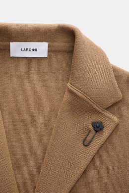 Close-up front view of the Lardini Knit blazer light brown collar and lapel, featuring a black flower pin on fine pure wool knit fabric.

Description: 
<p>With a classic silhouette and made from pure wool, the knit blazer by LARDINI brings style and perso