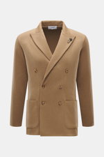 Lardini Knitted blazer light brown shown from front, double-breasted three-button slim fit knit from pure wool, soft touch, fine knit pattern, lapel with flower pin, patch hip pockets, rear side vents. With a classic silhouette and made from pure wool, th