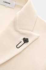Close-up shot from above of Lardini Knitted blazer cream collar with flower pin, knit from pure wool, soft touch, fine knit pattern.

Description: 
<p>With a classic silhouette and made from pure wool, the stylish knitted blazer by LARDINI perfects your s