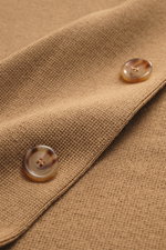 Lardini Cardigan hellbraun aus reiner Schurwolle mit weichem Griff, feinem Strickbild, Slim Fit, Vier-Knopf-Leiste, offenem Kragen, Brust- und Hüfttaschen, Detailaufnahme.