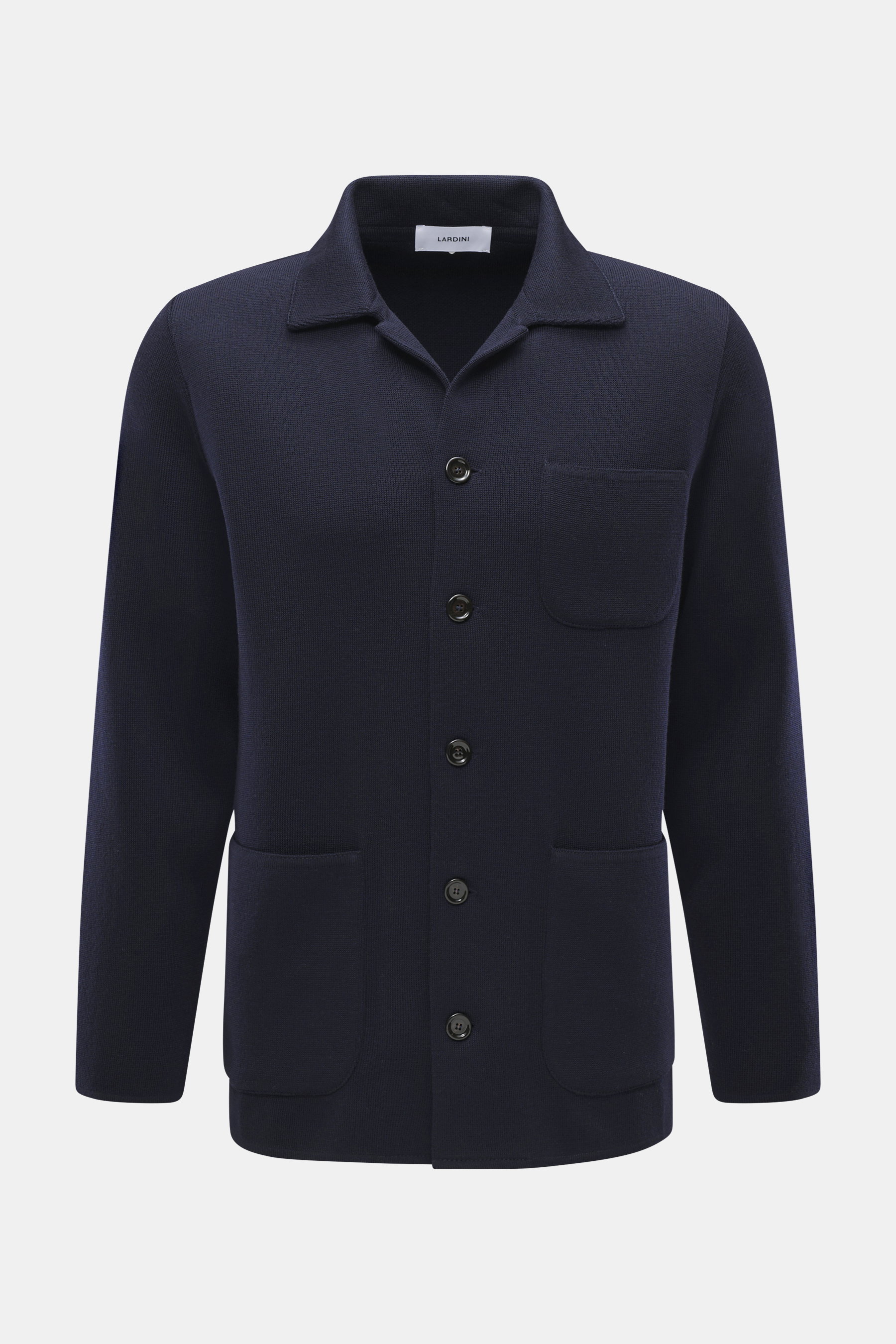 Lardini Cardigan navy, frontal fotografiert, reine Schurwolle, weicher Griff, feines Strickbild, Slim Fit, Vier-Knopf-Leiste, offener Kragen, Brust- und Hüfttaschen.