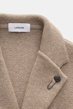 Close-up front view of Lardini Cashmere knit blazer beige melange collar and lapel with flower pin, highlighting fine knit texture.

Description: <p>Exquisite knit blazer from LARDINI: This model in smooth, fine pure cashmere knit adds warmth and style to