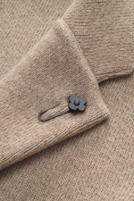 Close-up front detail of Lardini Cashmere knit blazer beige melange showing fine, soft pure cashmere knit fabric and black flower lapel pin.

<p>Exquisite knit blazer from LARDINI: This model in smooth, fine pure cashmere knit adds warmth and style to you