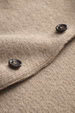Nahaufnahme des Lardini Cashmere Strickblazer beige meliert aus reinem Cashmere, mit feinem Strickbild und zwei schwarzen Knöpfen, Perspektive von oben.