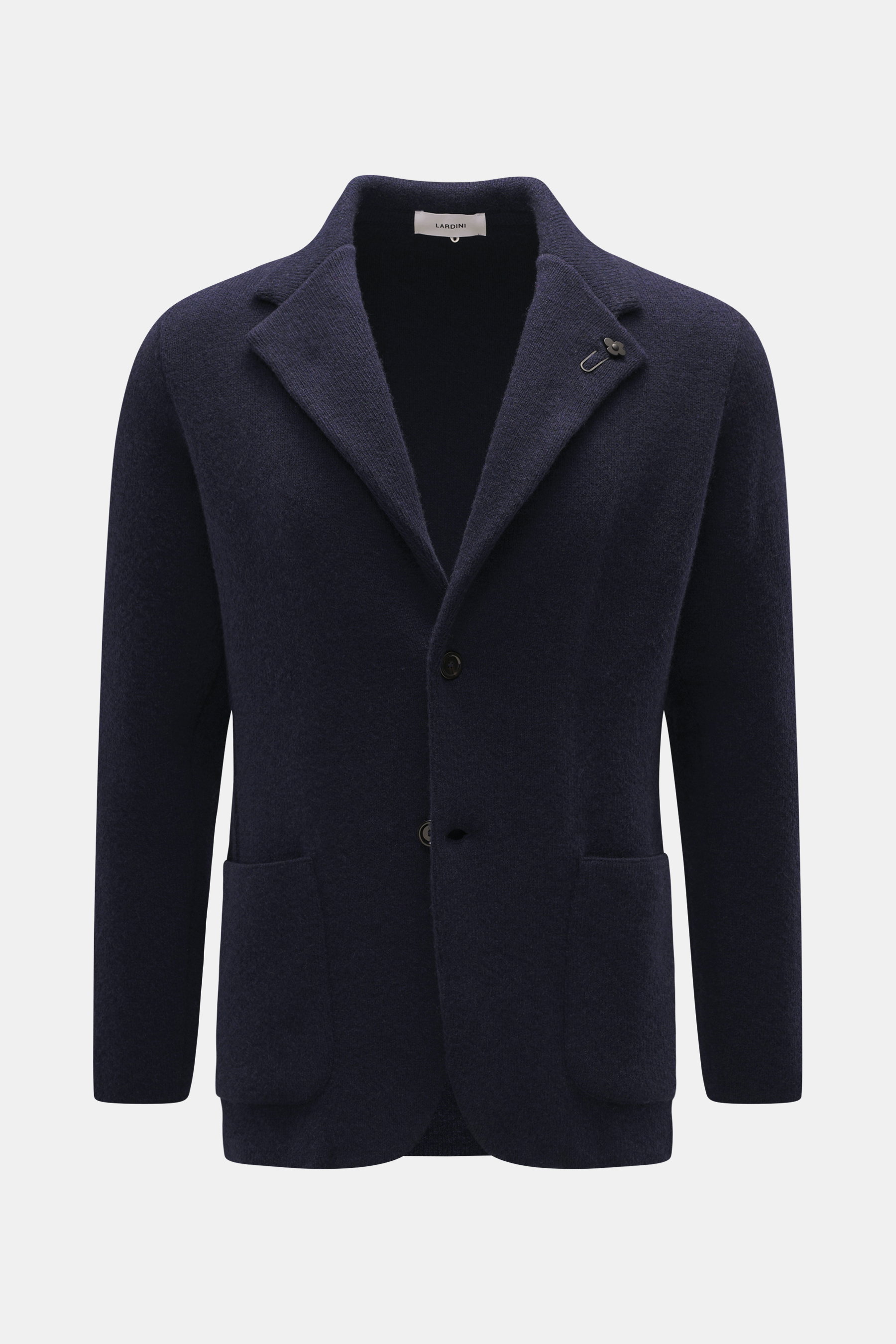 Lardini Cashmere Strickblazer navy, frontale Nahaufnahme, Slim Fit, feines Strickbild, taillierter Stil, Blüten-Anstecker, zwei Knöpfe, aufgesetzte Taschen.