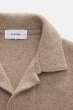 Nahaufnahme des offenen Kragens des Lardini Cashmere Cardigan beige meliert, fotografiert von oben, zeigt feines Strickbild, weichen Griff, Slim Fit, glatte Knopfleiste, aufgesetzte Brust- und Hüfttaschen, Strick aus reinem Cashmere.