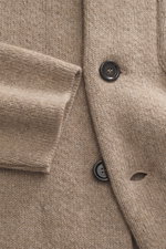 Nahaufnahme von Lardini Cashmere Cardigan beige meliert, fotografiert aus seitlicher Perspektive, mit feinem Strickbild, weichem Griff, glatter Knopfleiste, offenem Kragen, Slim Fit, aufgesetzter Brust- und Hüfttasche, Strick aus reinem Cashmere.