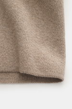 Nahaufnahme des feinen Strickbildes des Lardini Cashmere Cardigan beige meliert, Detailansicht aus schräger Perspektive, Strick aus reinem Cashmere, weicher Griff.