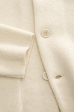 Nahaufnahme des Lardini Cashmere cardigan creme in Slim Fit, von vorne fotografiert mit feinem Strickbild, glatter Knopfleiste, offenem Kragen, Brust- und Hüfttaschen, weichem Griff aus reinem Cashmere.