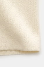 Lardini Cashmere cardigan creme, Detailaufnahme von oben, Strick aus reinem Cashmere, weicher Griff, feines Strickbild, Slim Fit, glatte Knopfleiste, offener Kragen, aufgesetzte Brust- und Hüfttaschen.
