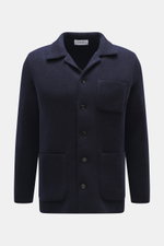 Lardini Cashmere cardigan navy, frontal fotografiert, Slim Fit, Strick aus reinem Cashmere, weicher Griff, feines Strickbild, glatte Knopfleiste, offener Kragen, Brust- und Hüfttaschen.