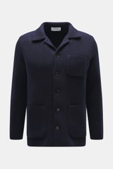 Lardini Cashmere cardigan navy, frontal fotografiert, Slim Fit, Strick aus reinem Cashmere, weicher Griff, feines Strickbild, glatte Knopfleiste, offener Kragen, Brust- und Hüfttaschen.