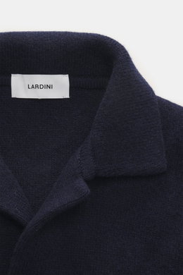 Nahaufnahme des offenen Kragens des Lardini Cashmere cardigan navy, strick aus reinem Cashmere mit weichem Griff und feinem Strickbild, Slim Fit.