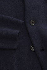 Nahaufnahme von Lardini Cashmere cardigan navy in Slim Fit, strick aus reinem Cashmere, weicher Griff, feines Strickbild, glatte Knopfleiste, offener Kragen, aufgesetzte Brust- und Hüfttaschen, von vorne fotografiert.