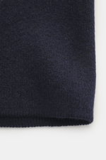 Nahaufnahme des Lardini Cashmere cardigan navy mit feinem Strickbild, weichem Griff, Slim Fit, offener Kragen, glatter Knopfleiste und Taschen, frontal fotografiert.