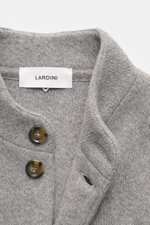 Nahaufnahme des Lardini Cardigan grau meliert von oben mit Stehkragen, Vier-Knopf-Leiste, aufgesetzten Hüfttaschen, Regular Fit, mittelfeinem Strickbild, reiner Schurwolle, weichem Griff und schwerer Qualität.