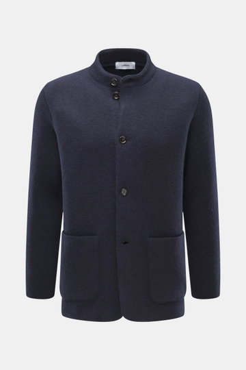 Lardini Cardigan navy, frontale Nahaufnahme, reine Schurwolle, weicher Griff, schwere Qualität, mittelfeines Strickbild, Regular Fit, Vier-Knopf-Leiste, Stehkragen, aufgesetzte Hüfttaschen.
