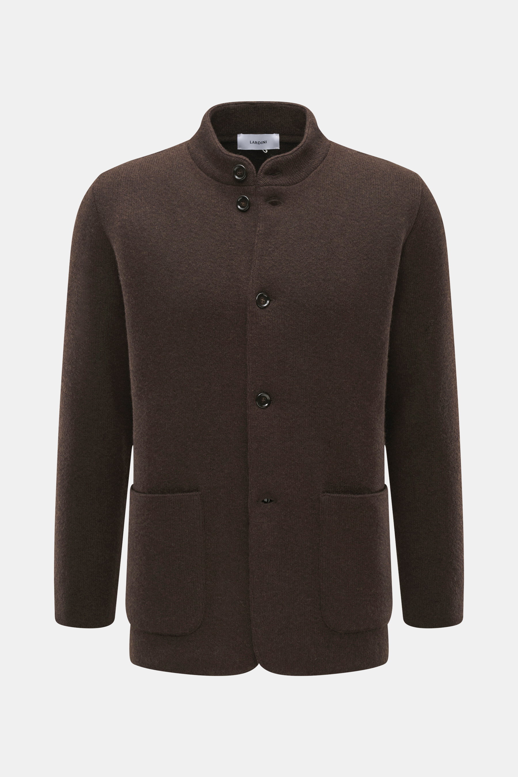 Lardini Cardigan dunkelbraun, Vorderansicht, reine Schurwolle, weicher Griff, schwere Qualität, mittelfeines Strickbild, Regular Fit, Vier-Knopf-Leiste, Stehkragen, aufgesetzte Hüfttaschen.