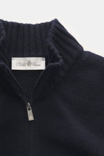 Nahaufnahme aus schräger Draufsicht der Della Ciana Strickjacke navy mit Stehkragen, Zwei-Wege-Reißverschluss, Regular Fit, flexible Rippbündchen, mittelfeinem Strickbild, weichem Griff, Mix aus Cashmere und Merinowolle.