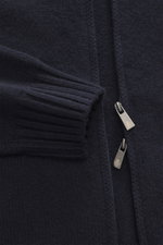 Nahaufnahme der Della Ciana Strickjacke navy aus mittelfeinem Strickbild, zwei-Wege-Reißverschluss, Stehkragen, flexible Rippbündchen, Regular Fit, Mix aus Cashmere und Merinowolle, weicher Griff, fotografiert von oben.