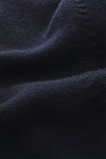 Della Ciana Strickjacke navy Detailaufnahme des mittelfeinen Strickbilds aus weichem Cashmere-Merinowolle-Mix mit flexiblem Rippbündchen.