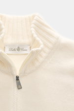 Nahaufnahme aus schräger Perspektive der Della Ciana Strickjacke creme mit Stehkragen, Zwei-Wege-Reißverschluss, flexible Rippbündchen, Regular Fit, mittelfeinem Strickbild, weichem Griff, Mix aus Cashmere und Merinowolle.